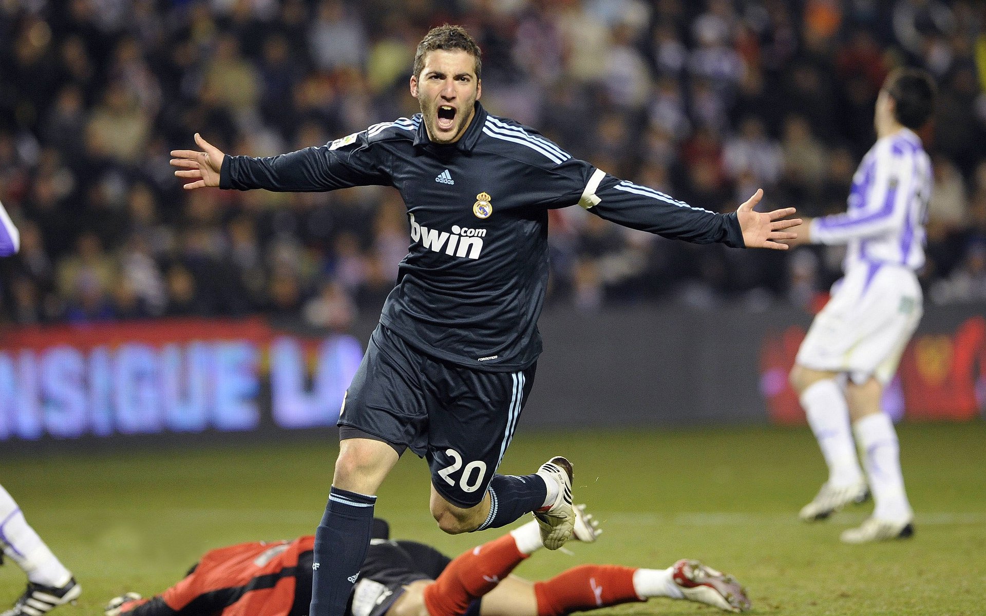 赛道之外，当内马尔在F1揭幕战之夜化身防守铁闸